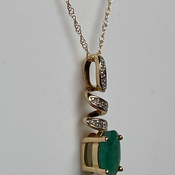 10K Yellow Gold Oval Shape Natural Emerald and Diamond Pendant and Chain NEW - Picture 7 of 9
